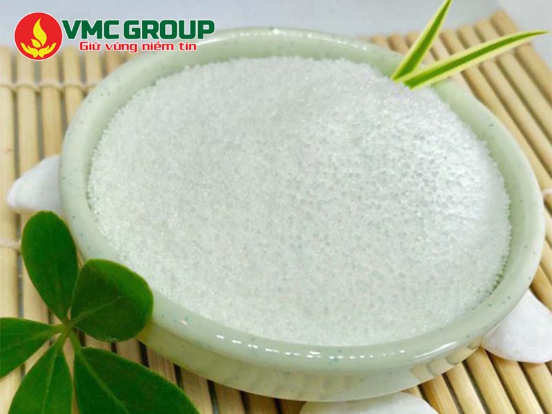 Lauric Acid có dạng rắn màu trắng