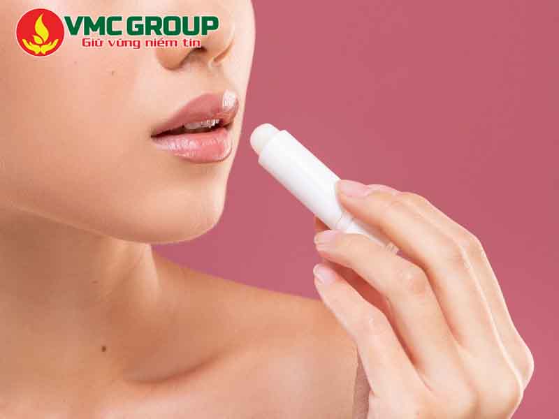 Vaseline giúp dưỡng ẩm, làm mềm da và môi