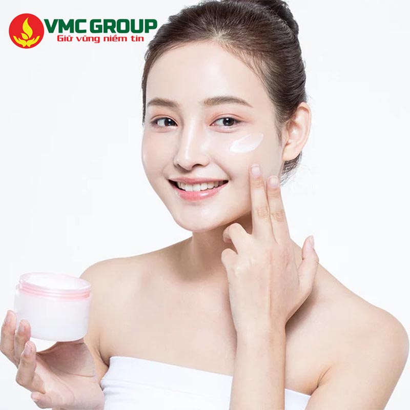 PVP K30 trong mỹ phẩm dùng làm chất tạo màng, dưỡng ẩm và bảo vệ da